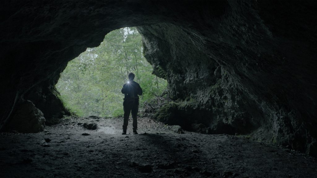 Heart of the Forest gameplay of Simon entering a cave.