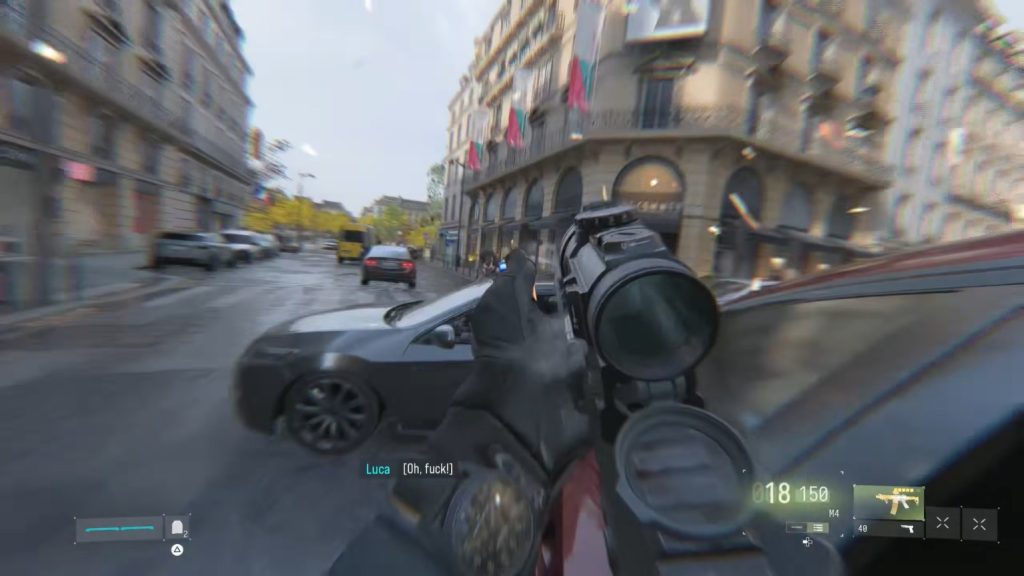 Two cars collide on a street of Paris