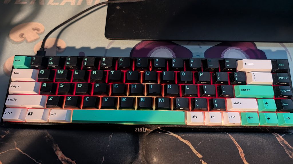 Razer Reclusa X Mini 65% from an above picture.